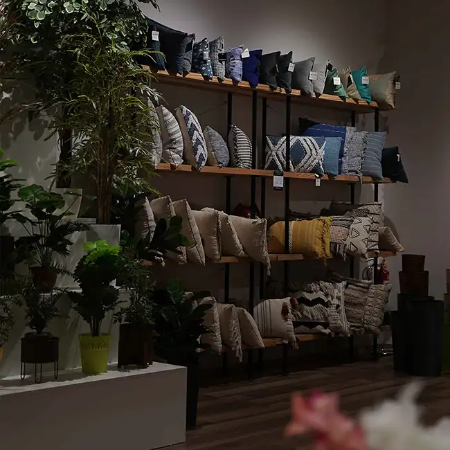 Varios almohadones ordenados en estantes