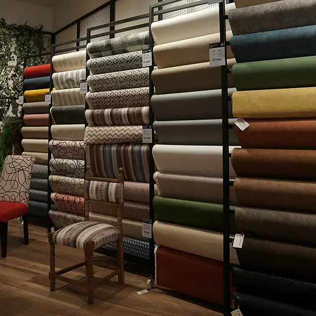 rollos de distintos tipos de telas apilados en orden