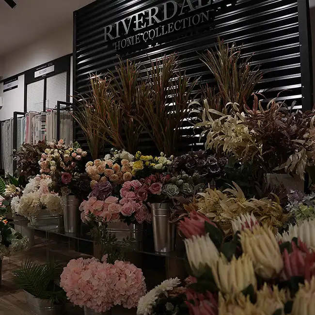 Varios floreros con flores